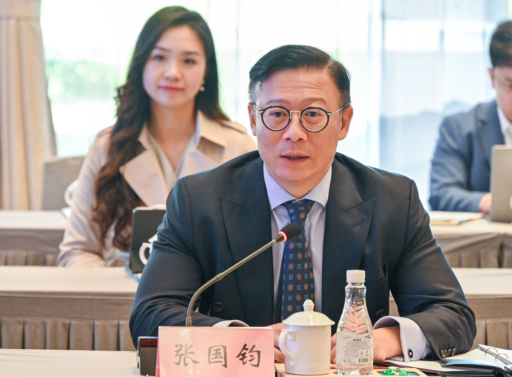 The Deputy Secretary for Justice, Mr Cheung Kwok-kwan, and a delegation of young lawyers led by him today (November 17) finished the first stop, Shenzhen, of their visit to Mainland cities of the Greater Bay Area. Photo shows Mr Cheung speaking at the discussion session held during the visit to the Justice Bureau of Shenzhen Municipality.