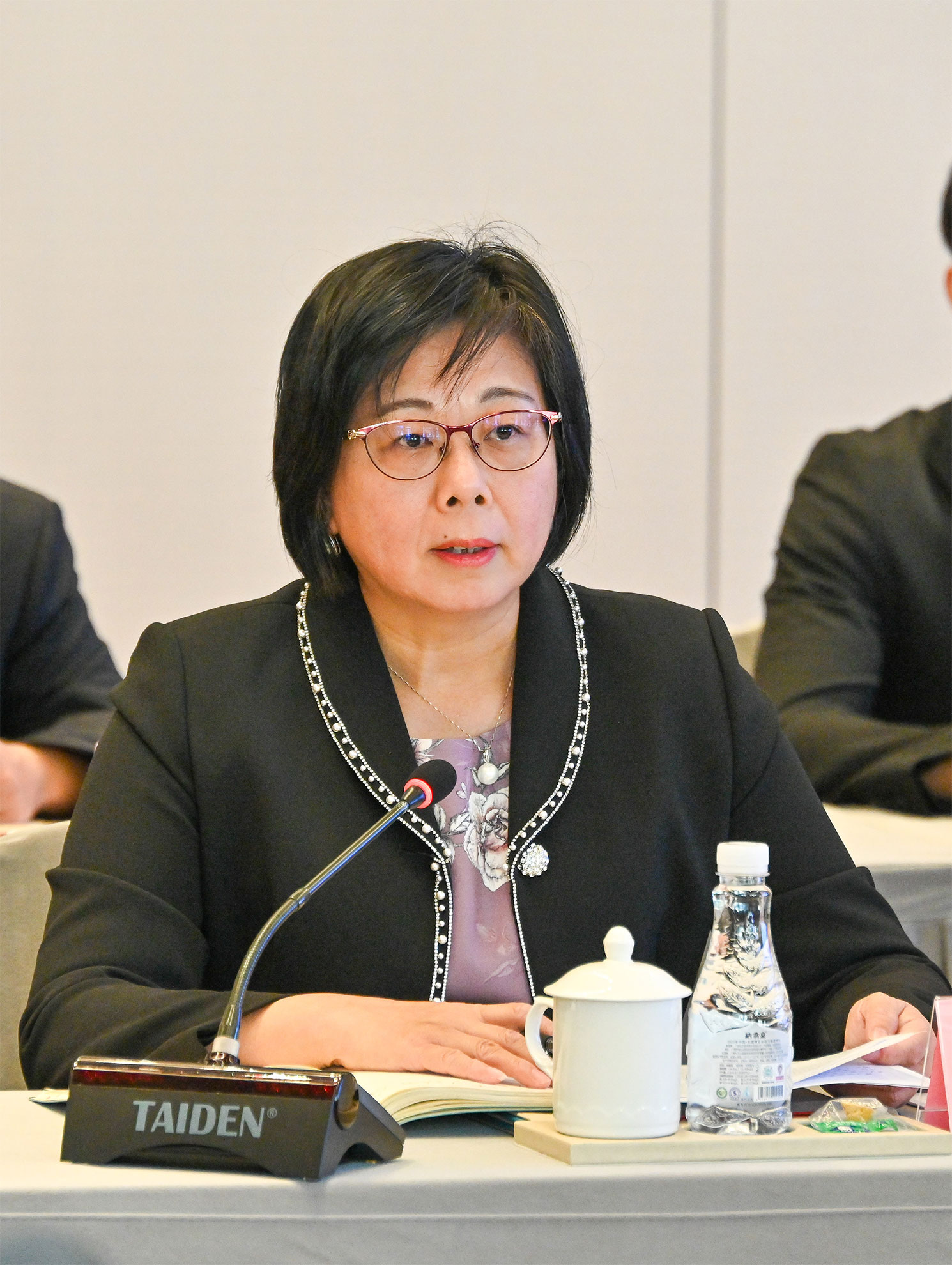 The Deputy Secretary for Justice, Mr Cheung Kwok-kwan, and a delegation of young lawyers led by him today (November 17) finished the first stop, Shenzhen, of their visit to Mainland cities of the Greater Bay Area. Photo shows the Director of the Justice Bureau of Shenzhen Municipality, Ms Jiang Xiaowen, speaking at the discussion session during the delegation's visit to the Bureau.