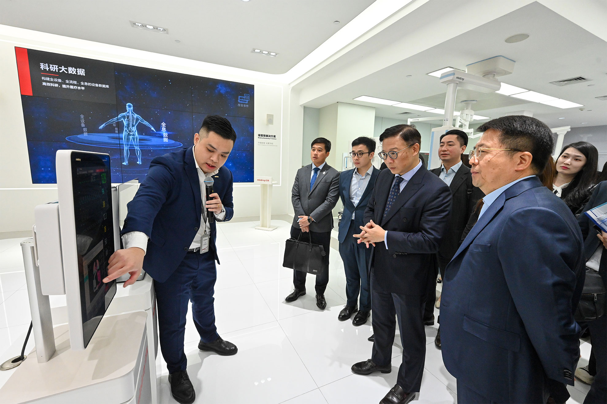 The Deputy Secretary for Justice, Mr Cheung Kwok-kwan, and a delegation of young lawyers led by him today (November 17) finished the first stop, Shenzhen, of their visit to Mainland cities of the Greater Bay Area. Photo shows Mr Cheung (second right) and the delegation visiting Mindray Biomedical Electronics Co., Ltd.