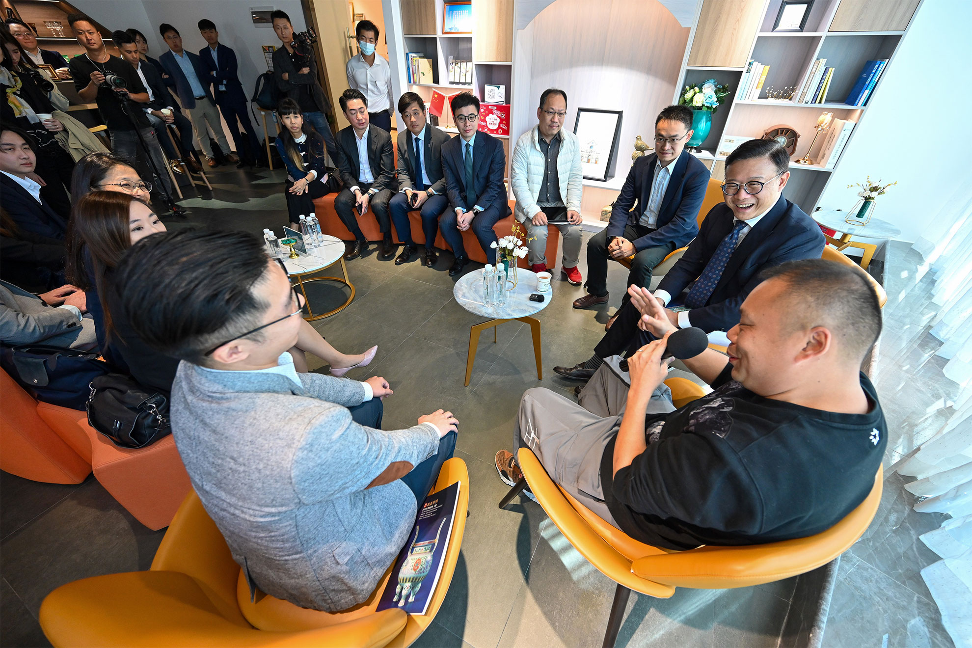 The Deputy Secretary for Justice, Mr Cheung Kwok-kwan (second right) and a delegation of young lawyers led by him today (November 18) visited the Foshan Hong Kong-Macao Youth Entrepreneurship Center where an entrepreneur shares his start-up experience.