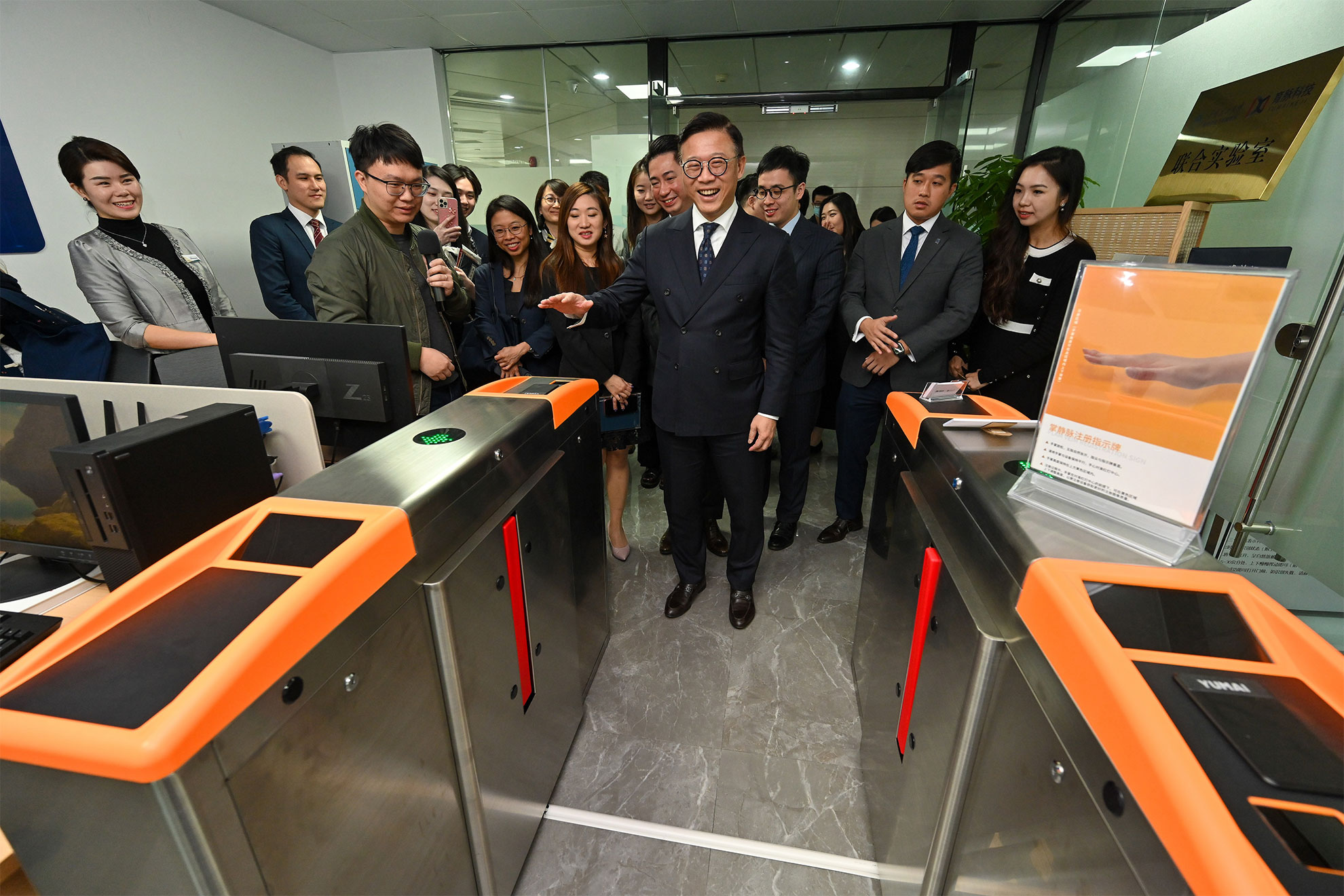 The Deputy Secretary for Justice, Mr Cheung Kwok-kwan, and a delegation of young lawyers led by him today (November 18) visited the Foshan Hong Kong-Macao Youth Entrepreneurship Center. Photo shows Mr Cheung (centre) trying out one of the incubating entrepreneurship projects.