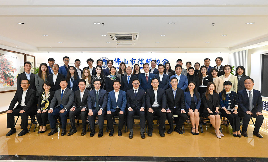 The Deputy Secretary for Justice, Mr Cheung Kwok-kwan and a delegation of young lawyers led by him today (November 18) called on the Foshan Lawyers Association. Photo shows Mr Cheung (first row, centre); the Chief of Justice Bureau of Foshan Municipality, General Secretary of the Communist Party of the Justice Bureau, Mr Liu Zuhui (first row, sixth right); the President of Foshan Lawyers Association, Mr Zhang Xiaofeng (first row, first right), and the delegation.