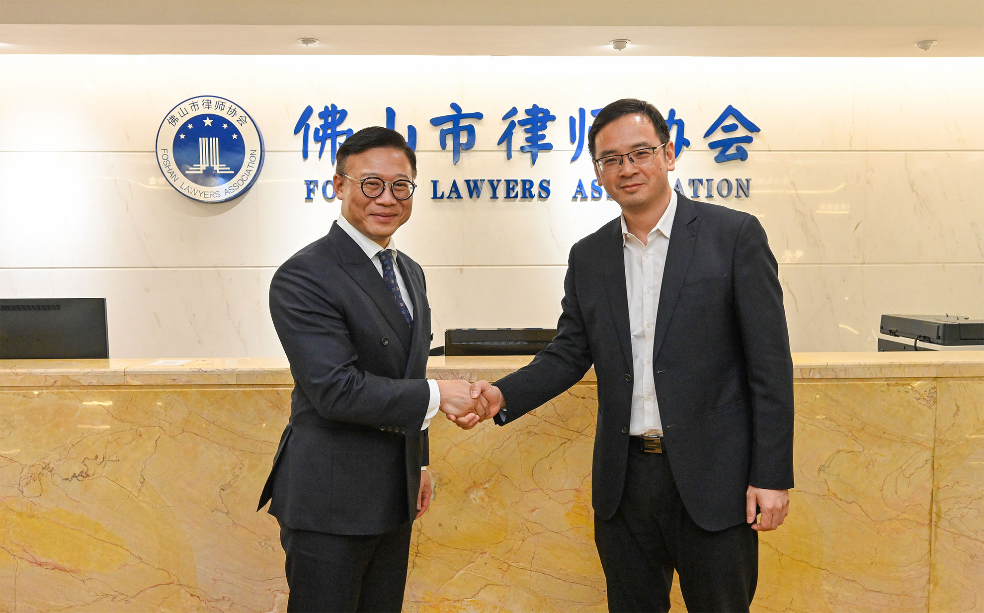 The Deputy Secretary for Justice, Mr Cheung Kwok-kwan and a delegation of young lawyers led by him today (November 18) called on the Foshan Lawyers Association. Photo shows Mr Cheung (left) and the Chief of Justice Bureau of Foshan Municipality, General Secretary of the Communist Party of the Justice Bureau, Mr Liu Zuhui (right).