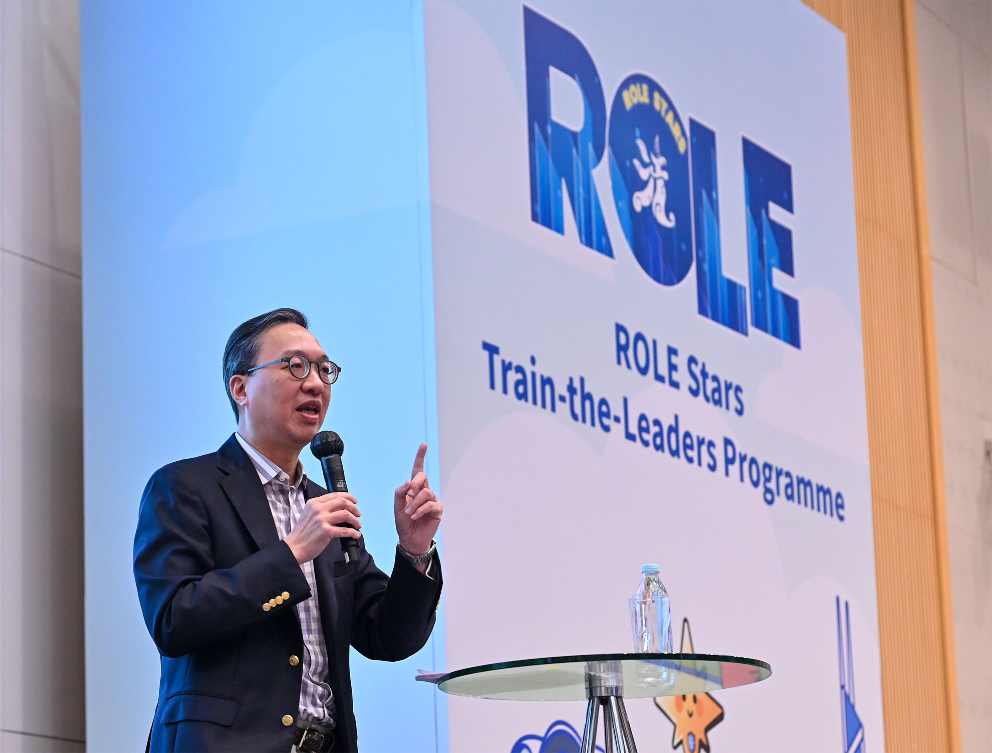 The first phase of the Rule of Law Education Train-the-Leaders Programme, themed "Rule of Law Education Stars", was launched today (November 25) by the Department of Justice. Photo shows the Secretary for Justice, Mr Paul Lam, SC, giving a lecture on the topic "rule of law and our legal system".