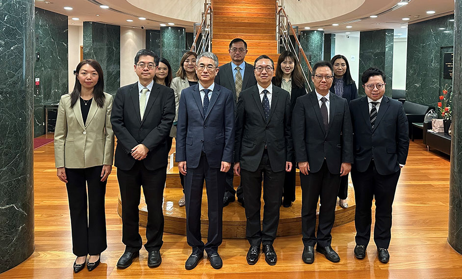 The Secretary for Justice, Mr Paul Lam, SC, started his two-day visit to Macao this afternoon (November 29). Photo shows Mr Lam (first row, third right), the Secretary for Administration and Justice of the Macao Special Administrative Region, Mr Cheong Weng Chon (first row, third left), and other officials after the meeting.