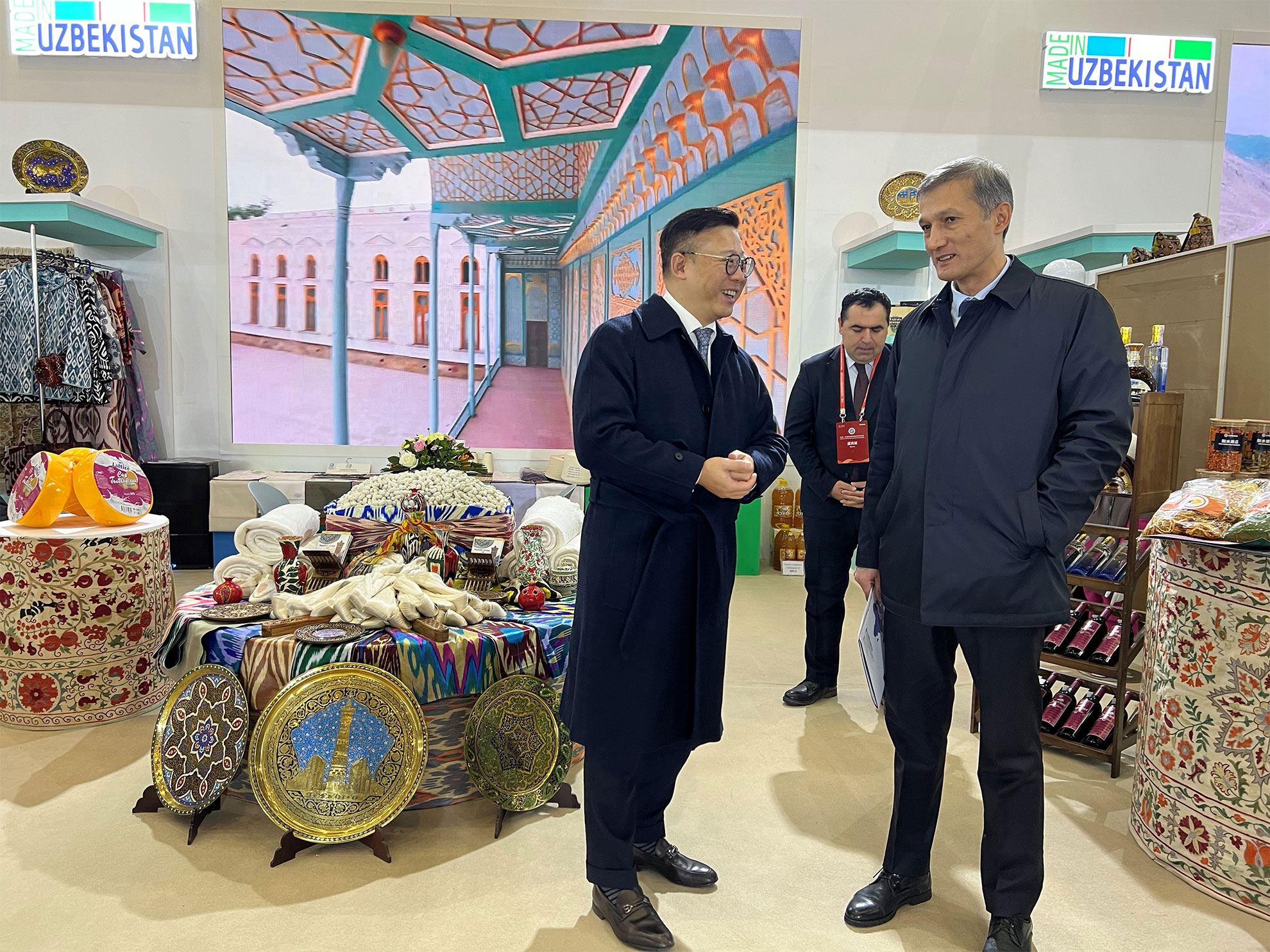 The Deputy Secretary for Justice, Mr Cheung Kwok-kwan, led a Hong Kong Special Administrative Region delegation to participate in a forum on China-Uzbekistan co-operation in Urumqi, Xinjiang today (January 22). Photo shows Mr Cheung (left) visiting an Uzbekistan product fair and chatting with the person-in-charge of one of the booths.