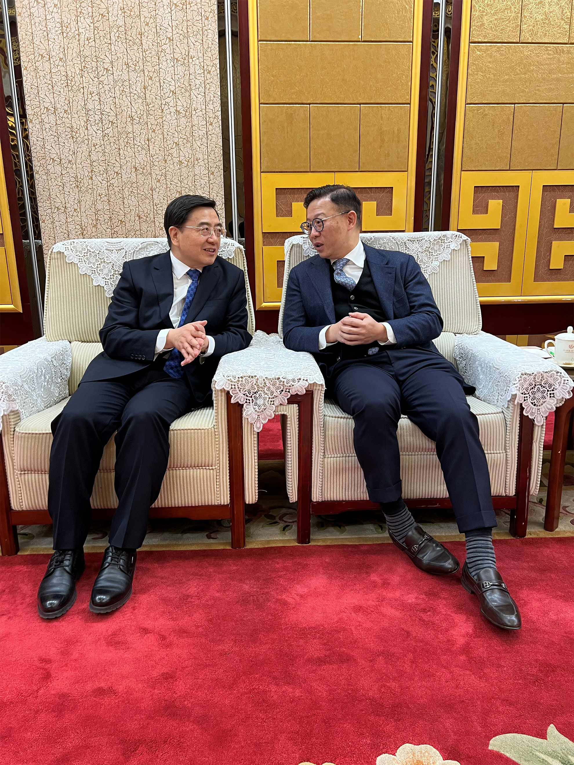 律政司副司長張國鈞（右）今日（一月二十二日）在新疆與新疆維吾爾自治區黨委常委、自治區人民政府常務副主席陳偉俊（左）會面。