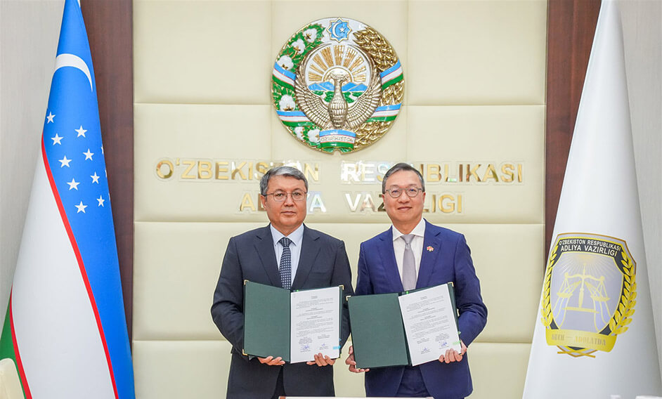 The Secretary for Justice, Mr Paul Lam, SC, led a cross-professional delegation to visit Tashkent, Uzbekistan. Photo shows Mr Lam (right) with the Minister of Justice of the Republic of Uzbekistan, Mr Akbar Djurabayevich Tashkulov (left), after signing a Memorandum of Understanding today (August 29, Tashkent time).