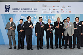 公眾教育及宣傳小組委員會主席 陳炳煥律師, SBS, MBE, JP在2015年3月11日舉辦的「調解為先承諾書」招待會上主持祝酒儀式。