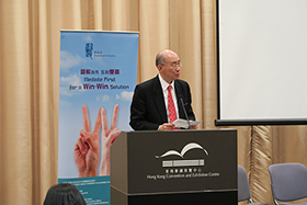 公眾教育及宣傳委員會主席 陳炳煥律師, SBS, MBE, JP，在2015年3月11日舉辦的「中小企調解研討會」作總結致辭。