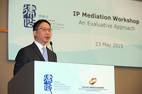 The Secretary for Justice, Mr Rimsky Yuen, SC delivers the Welcome Address at the IP Mediation Workshop on 23 May 2015.