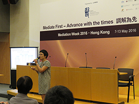 李慧芬女士，香港家庭福利會調解員、資深學校社工在講座上發表演講。