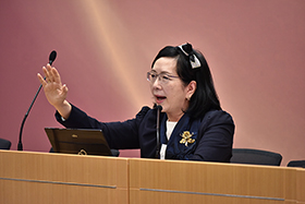 萧咏仪女士, JP，香港和解中心创办人在研讨会上发表演讲。