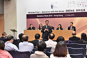 律政司司长袁国强资深大律师在研讨会上解答一名与会人士的提问。